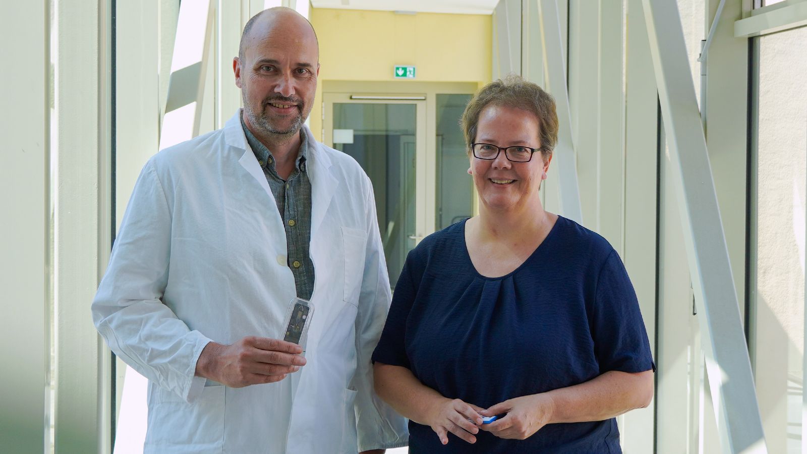 Professor Ralf Ehricht und Katrin Frankefeld im Gang.